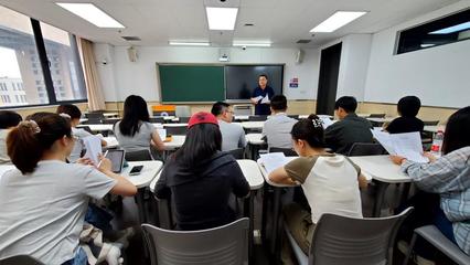 中心召開(kāi)新學(xué)期研究生就業(yè)工作指導(dǎo)會(huì)，深化精準(zhǔn)服務(wù)，拓寬高級(jí)尋聘渠道